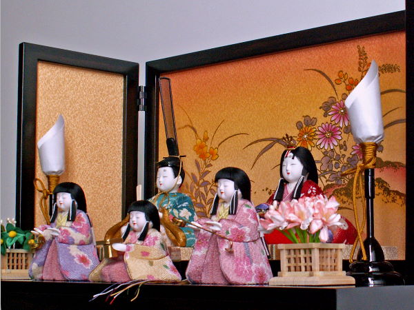 華やかな友禅衣装の小さい木目込み人形が5人揃って収納飾りになりました