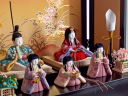 華やかな友禅衣装の小さい木目込み人形が5人揃って収納飾りになりました