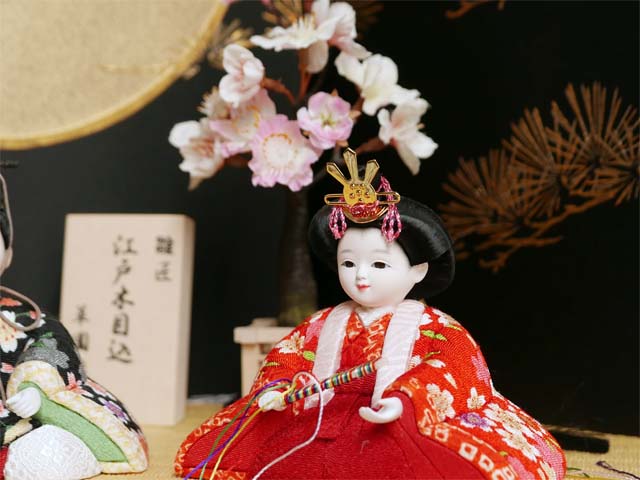 桜花柄縮緬衣装の木目込み人形黒地に月と松収納飾り