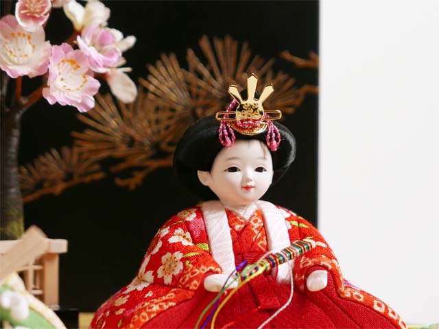 桜花柄縮緬衣装の木目込み人形黒地に月と松収納飾り