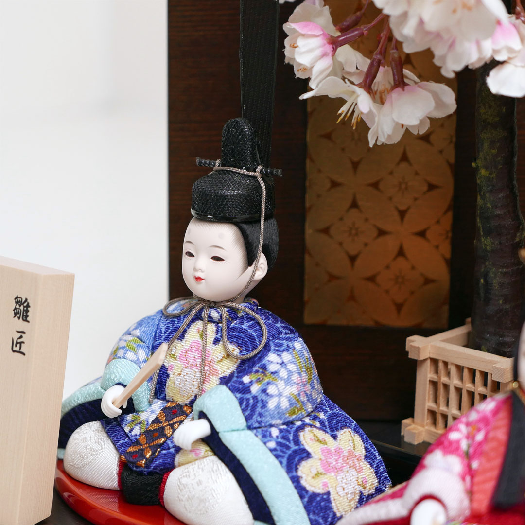 ピンク青波模様桜花柄縮緬衣装の木目込み人形七宝蒔絵木目屏風親王飾り