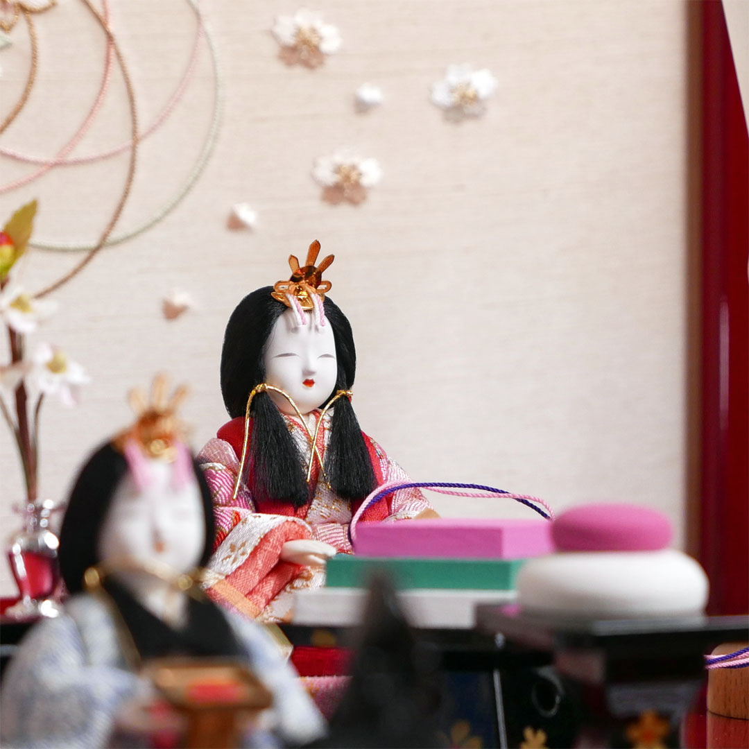 明るい色合いの桜柄衣装の木目込み人形紅ため塗収納二段十五人飾り
