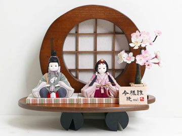 おさなかわいい桃色地桜刺繍衣装の木目込み人形丸太飾り