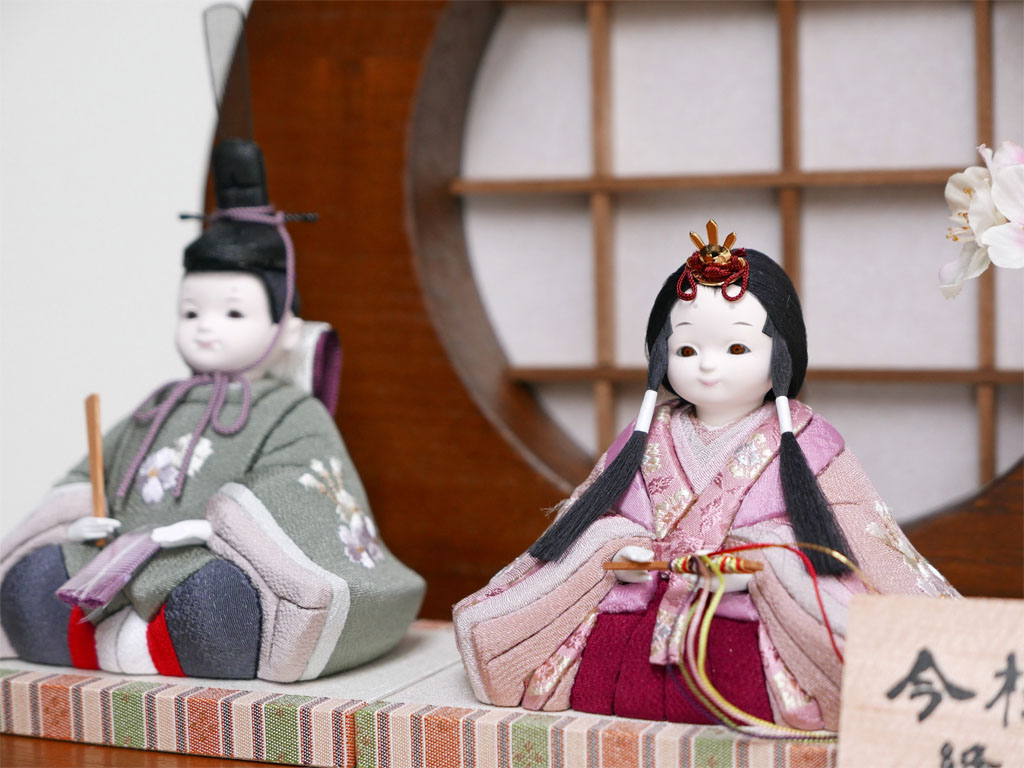 おさなかわいい桃色地桜刺繍衣装の木目込み人形丸太飾り