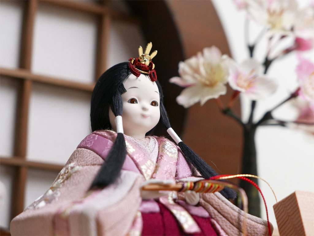 おさなかわいい桃色地桜刺繍衣装の木目込み人形丸太飾り