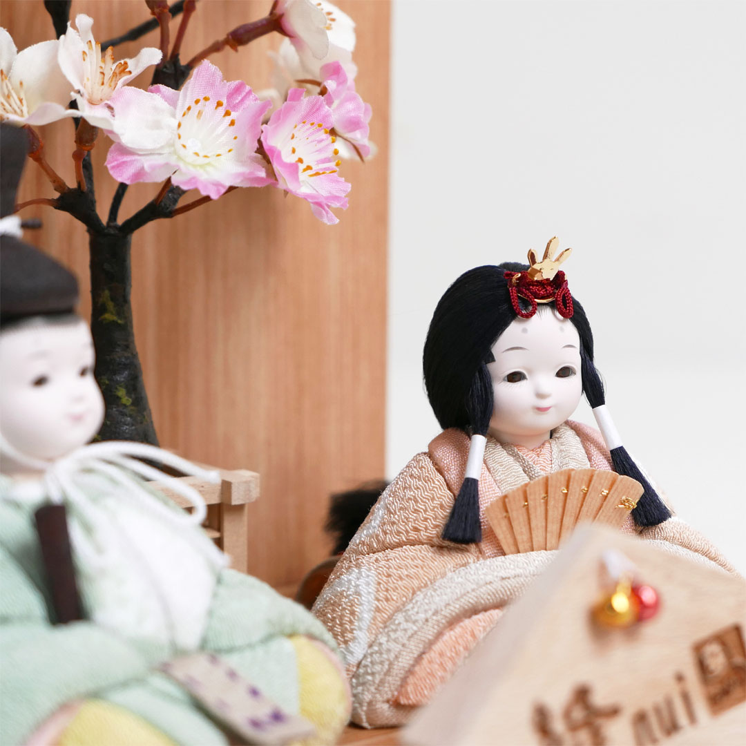 縫 おさなかわいい茜草木染衣装の木目込み人形桜木衝立飾り