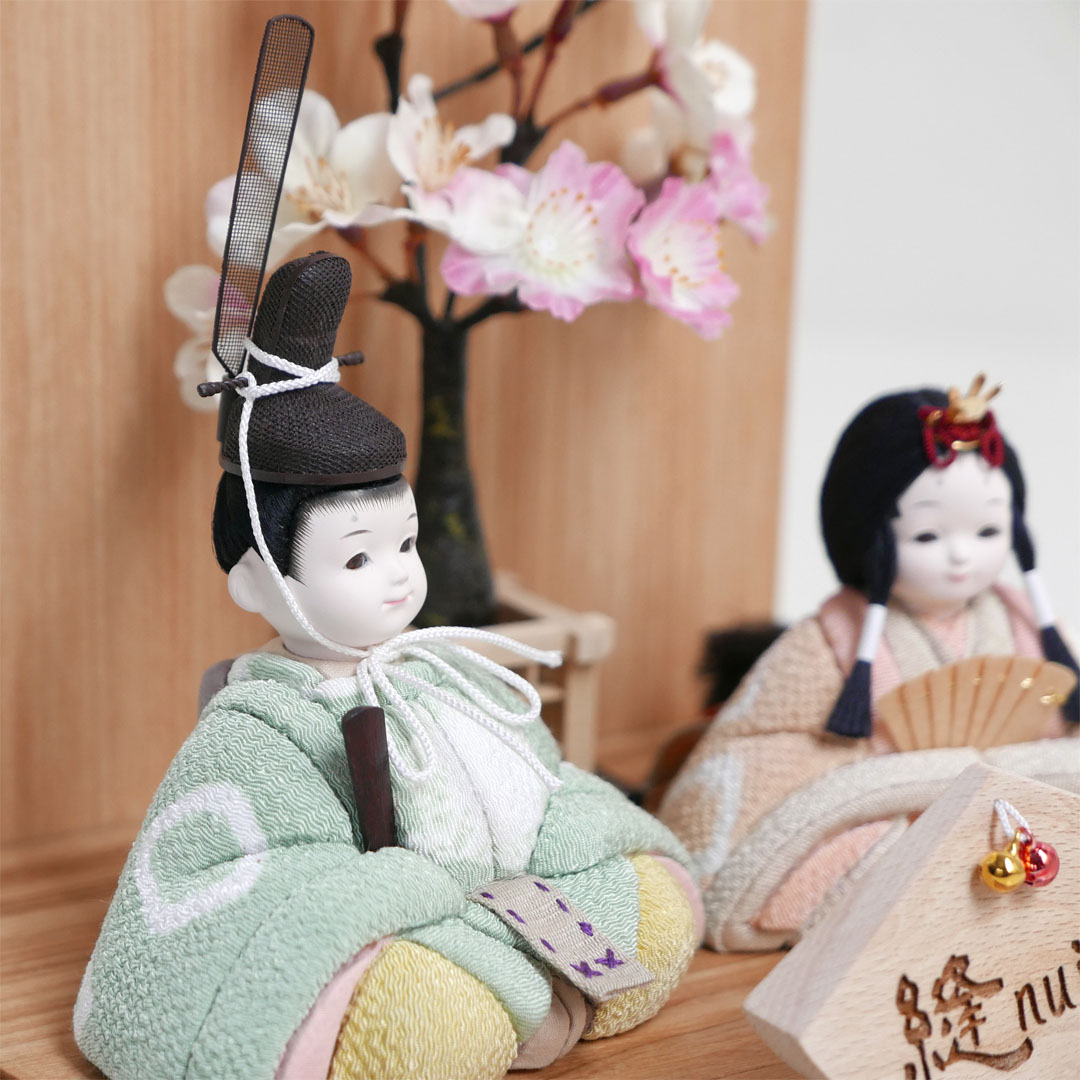 おさなかわいい茜草木染衣装の木目込み人形桜木衝立飾り