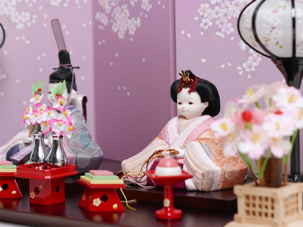 おさなかわいい桃色衣装の木目込み人形桜屏風茶塗台親王飾り