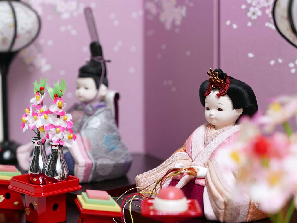 おさなかわいい桃色衣装の木目込み人形桜屏風茶塗台親王飾り