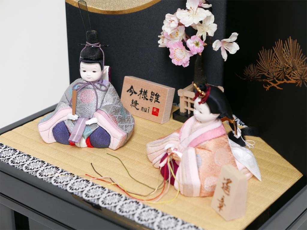 おさなかわいい桃色衣装の木目込み人形黒地に月と松収納飾り