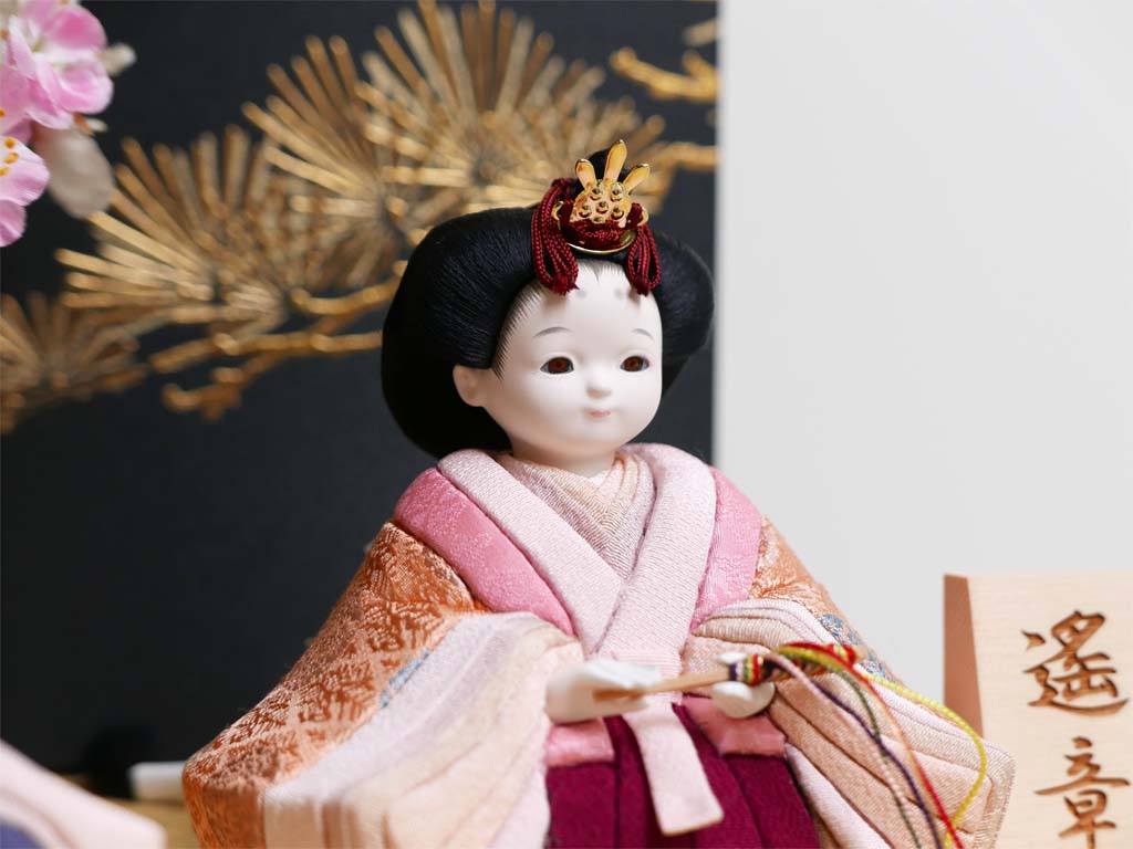 おさなかわいい桃色衣装の木目込み人形黒地に月と松収納飾り