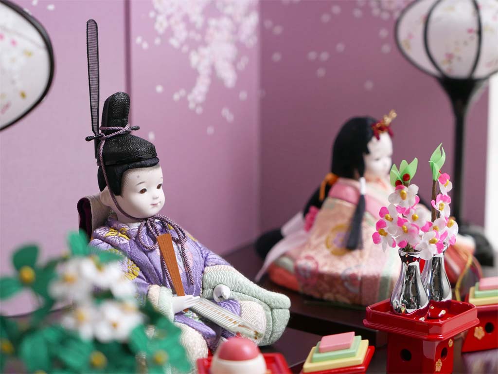 おさなかわいいピンク色衣装の木目込み人形桜屏風茶塗台親王飾り