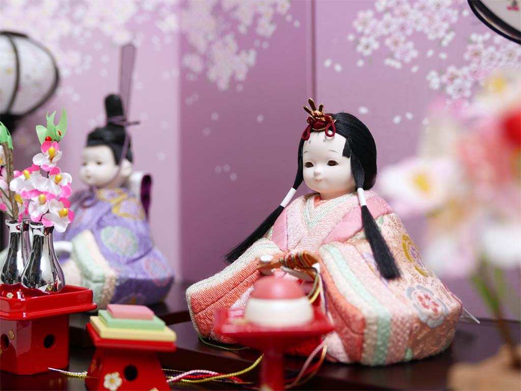おさなかわいいピンク色衣装の木目込み人形桜屏風茶塗台親王飾り
