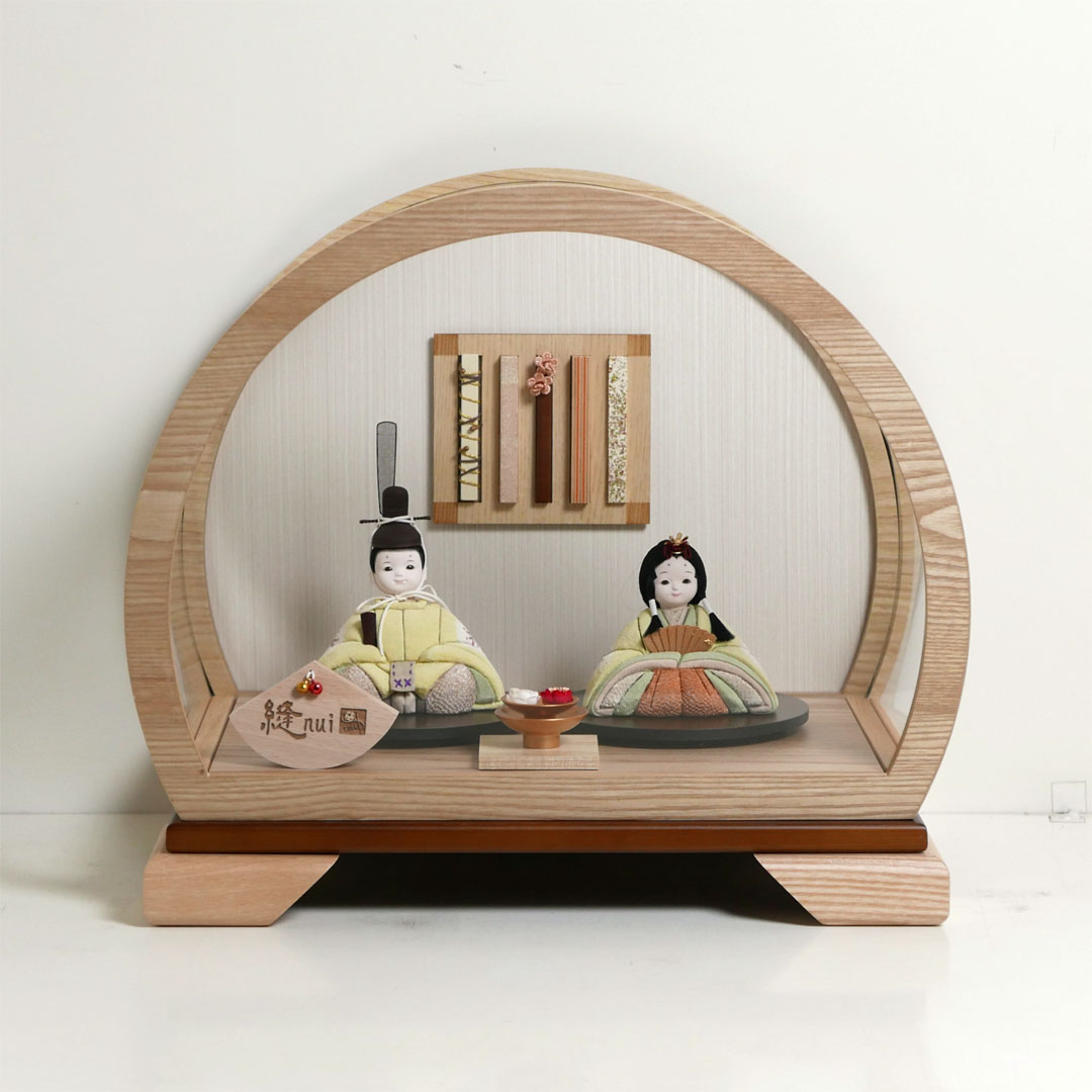 春の訪れを知らせてくれるたんぽぽで染めた衣装の木目込み人形アクリル円型ケース飾り