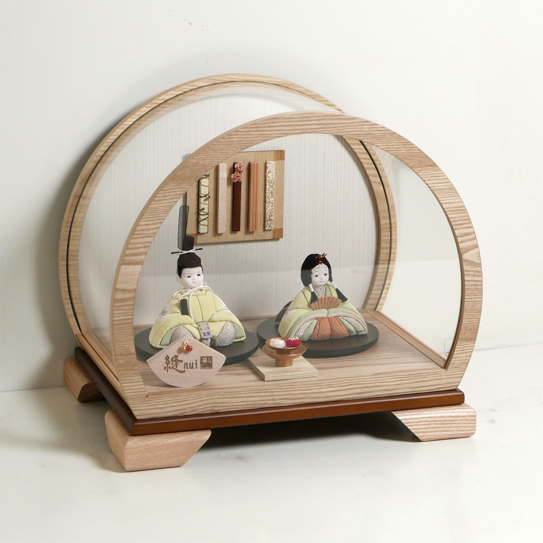 春の訪れを知らせてくれるたんぽぽで染めた衣装の木目込み人形アクリル円型ケース飾り