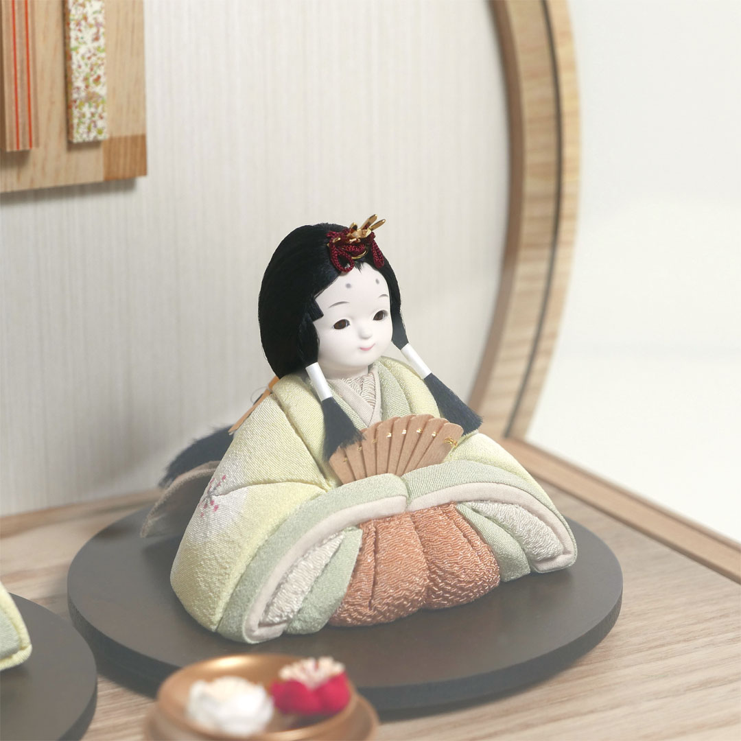 春の訪れを知らせてくれるたんぽぽで染めた衣装の木目込み人形アクリル円型ケース飾り