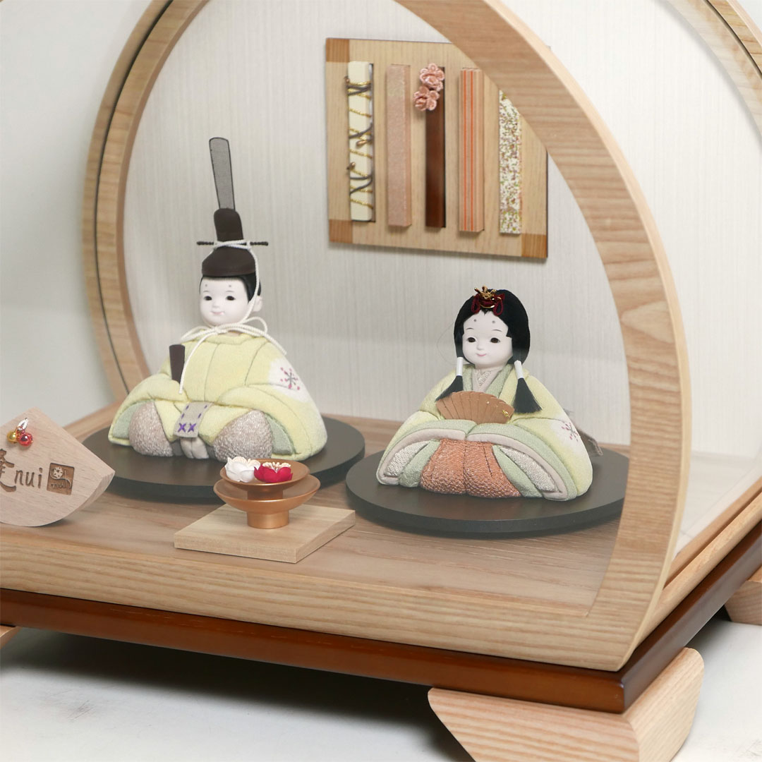 春の訪れを知らせてくれるたんぽぽで染めた衣装の木目込み人形アクリル円型ケース飾り