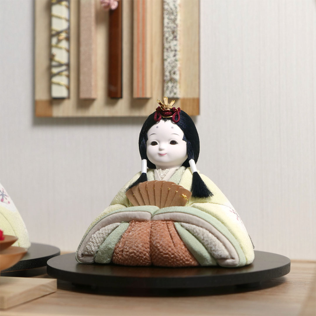 春の訪れを知らせてくれるたんぽぽで染めた衣装の木目込み人形アクリル円型ケース飾り