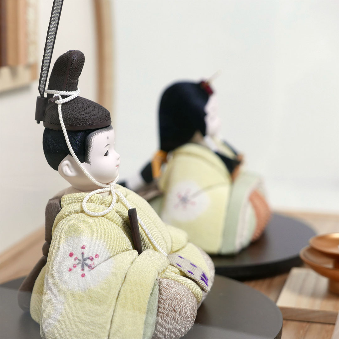 春の訪れを知らせてくれるたんぽぽで染めた衣装の木目込み人形アクリル円型ケース飾り