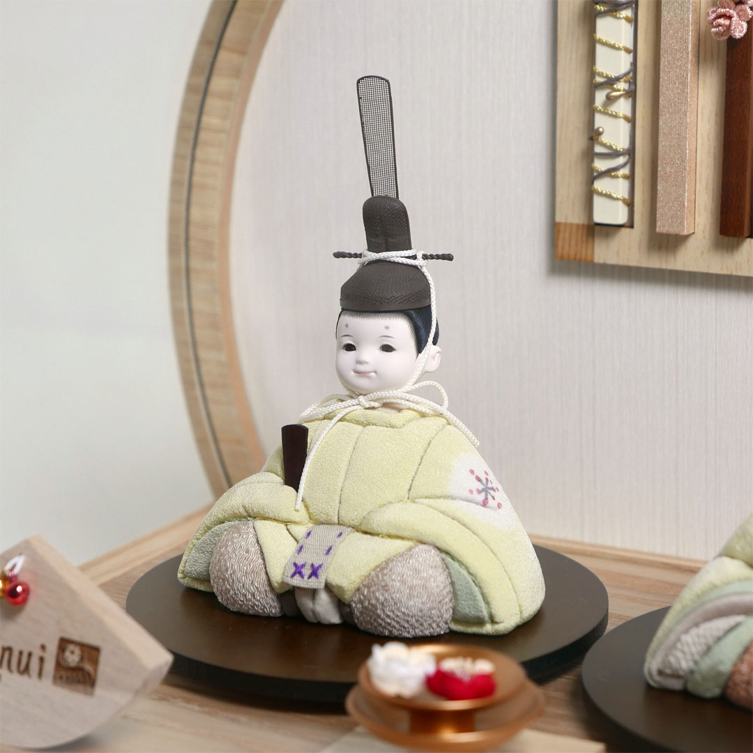 春の訪れを知らせてくれるたんぽぽで染めた衣装の木目込み人形アクリル円型ケース飾り