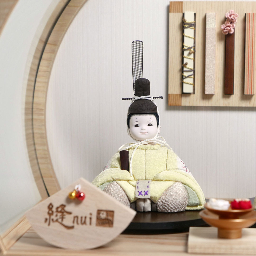 春の訪れを知らせてくれるたんぽぽで染めた衣装の木目込み人形アクリル円型ケース飾り