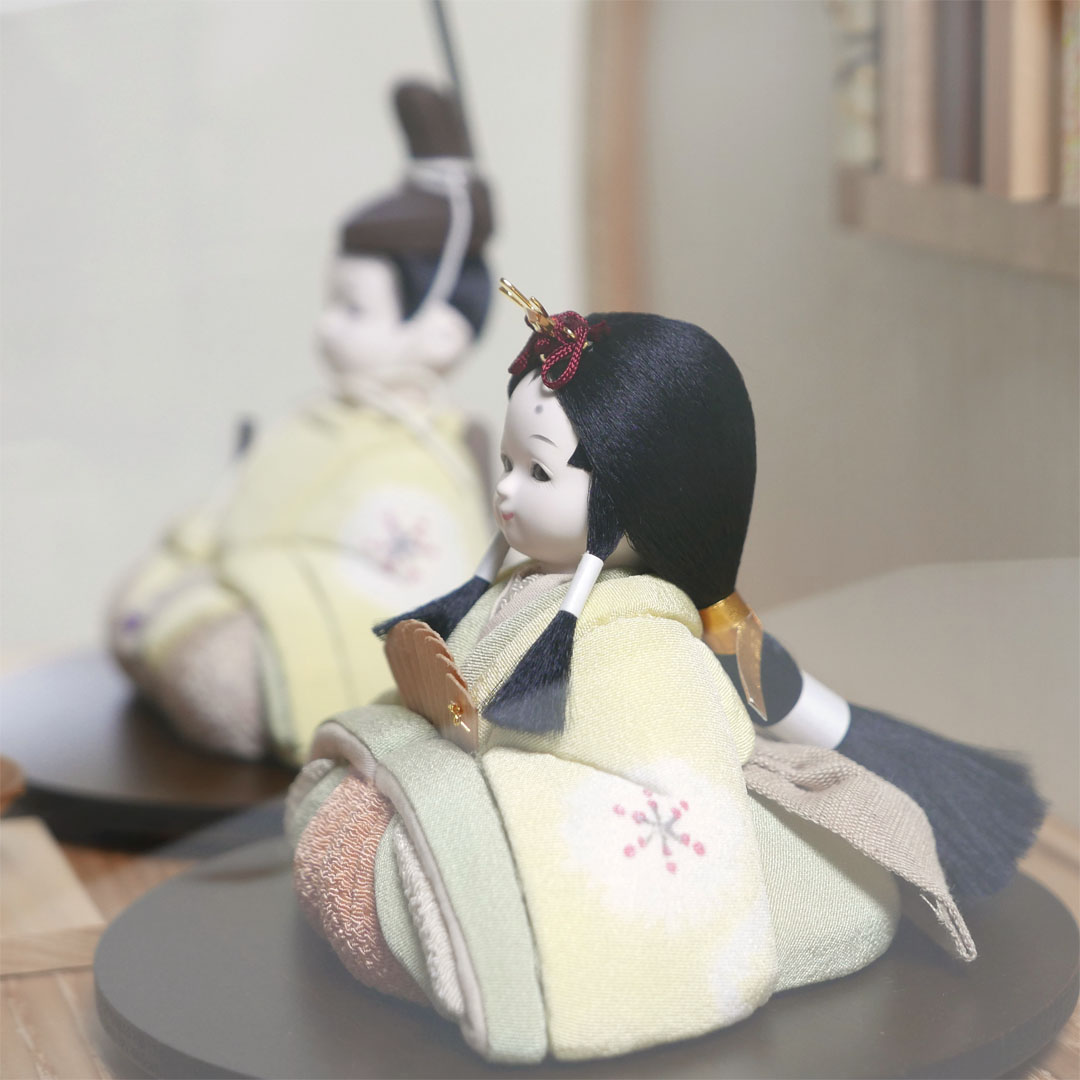 春の訪れを知らせてくれるたんぽぽで染めた衣装の木目込み人形アクリル円型ケース飾り