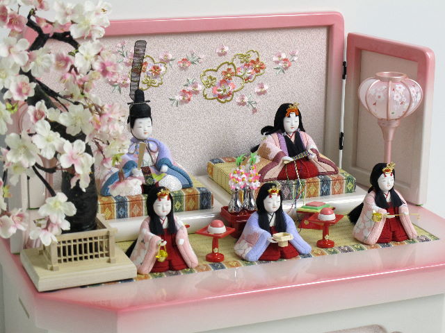 春らしく桜をイメージした衣装の木目込み五人揃いぼかしピンク収納桜飾り