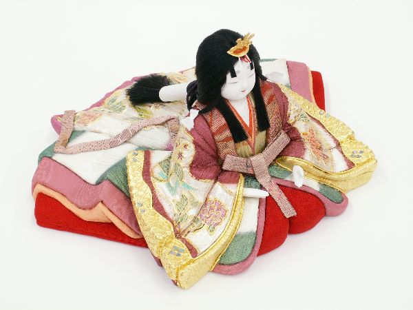 これが柿沼東光最高の技法『彩色二衣重』。この技法が柿沼東光の伝統工芸士たるゆえんです！本当に手をかけた雛人形とはこれをさします。