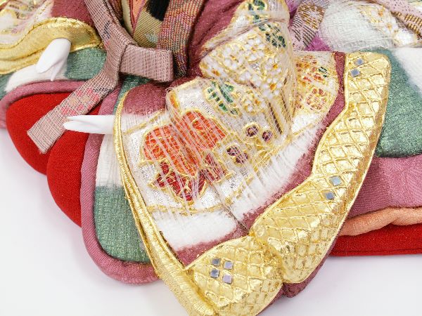 これが柿沼東光最高の技法『彩色二衣重』。この技法が柿沼東光の伝統工芸士たるゆえんです！本当に手をかけた雛人形とはこれをさします。