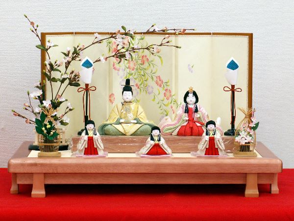 明るい雰囲気が伝わる刺繍衣裳の木目込み人形五人飾り