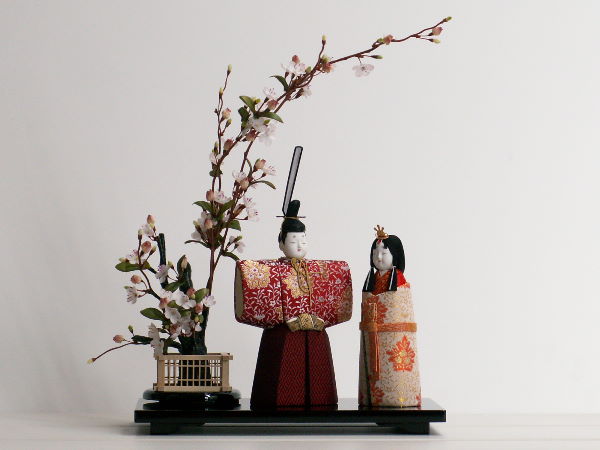 柿沼東光雛人形工房の立雛をシンプルに梅と並べた親王飾り