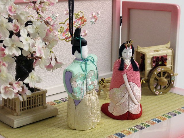 明るい色合いの木目込み立ち雛のぼかしピンク収納桜飾り