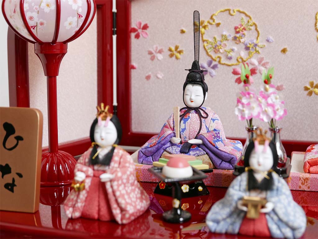 明るい色合いで桜柄衣装の木目込み人形コンパクト赤塗収納三段十五人飾り