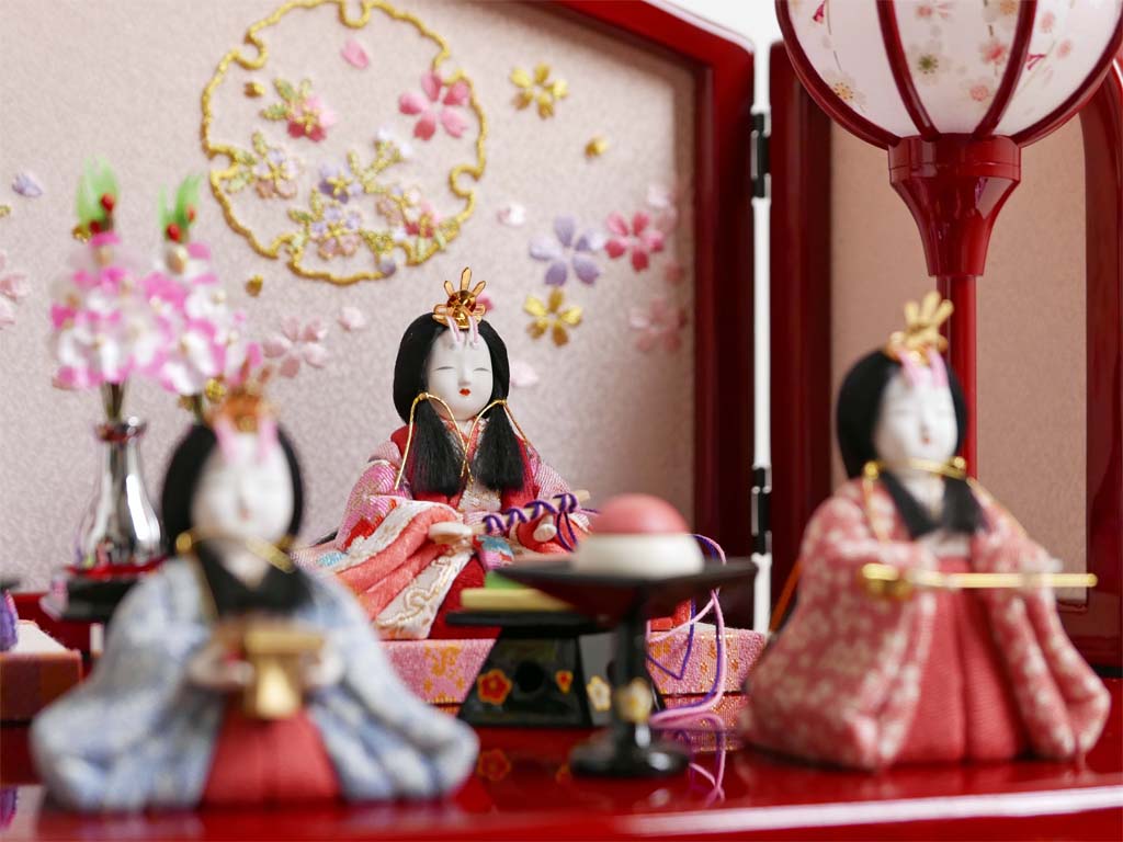 明るい色合いで桜柄衣装の木目込み人形コンパクト赤塗収納三段十五人飾り