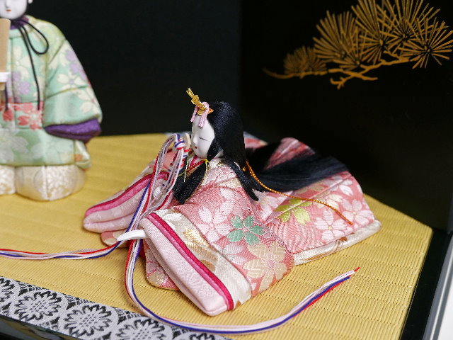 桜柄衣装の創作木目込み雛黒地に月と松収納飾り