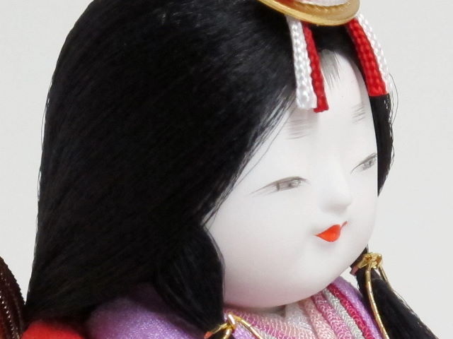 ちょっと渋め衣装の木目込み五人収納飾り