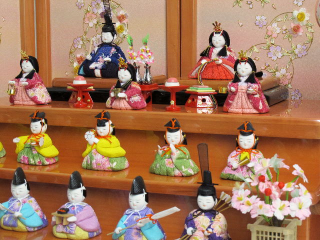 ふっくら丸顔のかわいい木目込み人形が15人揃った収納式三段飾り