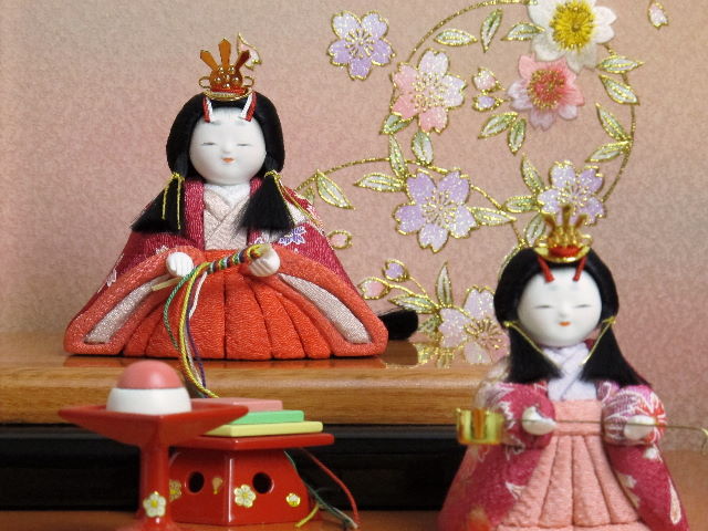 ふっくら丸顔のかわいい木目込み人形が15人揃った収納式三段飾り