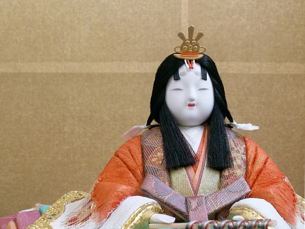 これが柿沼東光最高の技法『彩色二衣重』。この技法が柿沼東光の伝統工芸士たるゆえんです！本当に手をかけた雛人形とはこれをさします。レベルが違います。