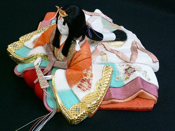 これが柿沼東光最高の技法『彩色二衣重』。この技法が柿沼東光の伝統工芸士たるゆえんです！本当に手をかけた雛人形とはこれをさします。レベルが違います。