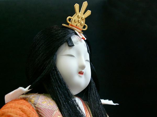 これが柿沼東光最高の技法『彩色二衣重』。この技法が柿沼東光の伝統工芸士たるゆえんです！本当に手をかけた雛人形とはこれをさします。レベルが違います。