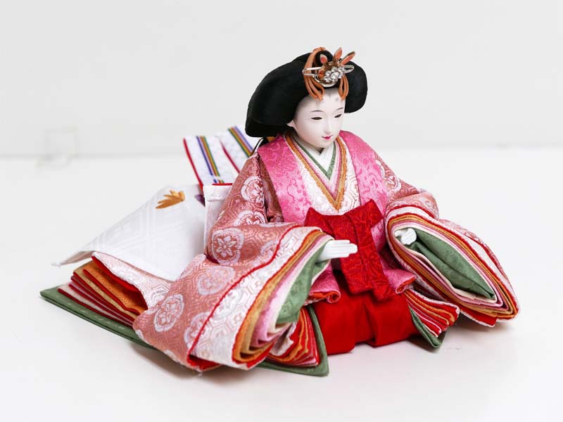 現代的な色づかいで古典文様を表現した衣装の雛人形