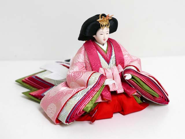 現代的な色づかいで古典文様を表現した衣装の雛人形