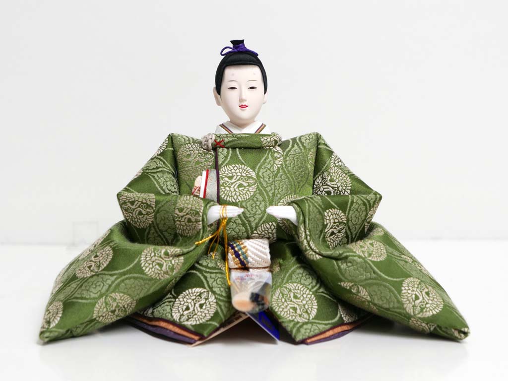 古典的な文様、丸の鶴を衣装に織り込んだ雛人形