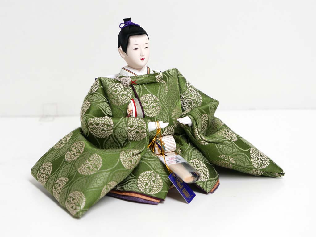 古典的な文様、丸の鶴を衣装に織り込んだ雛人形