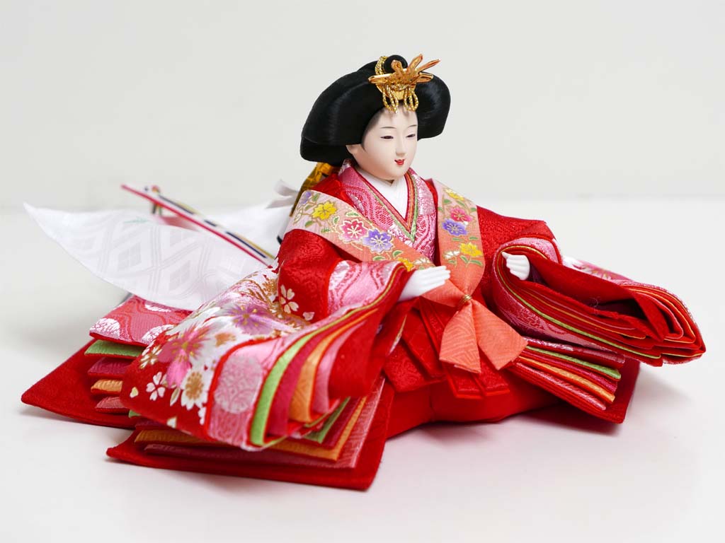 赤の衣装に桜の刺繍の入った品のある雛人形