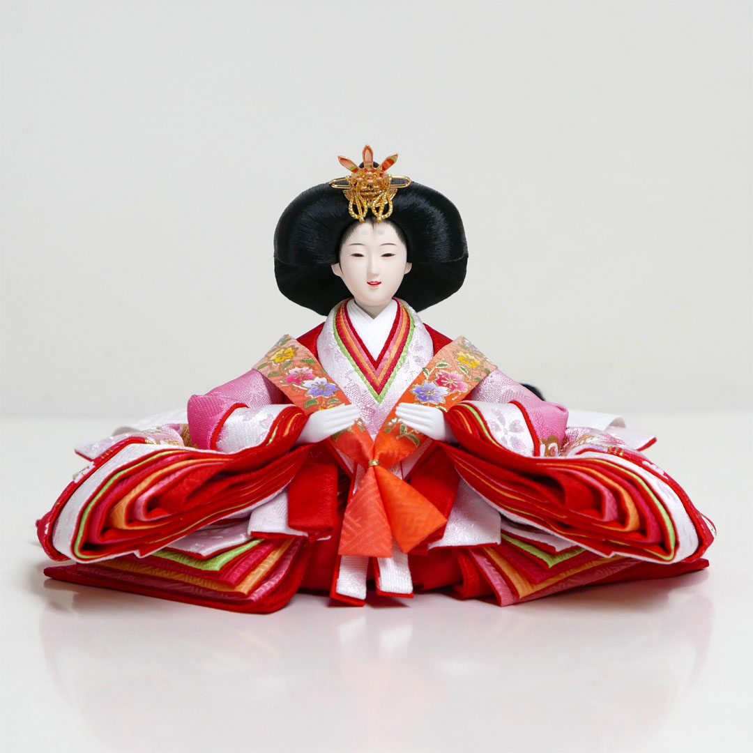 赤のぼかし衣装に流水桜の刺繍の入った雛人形