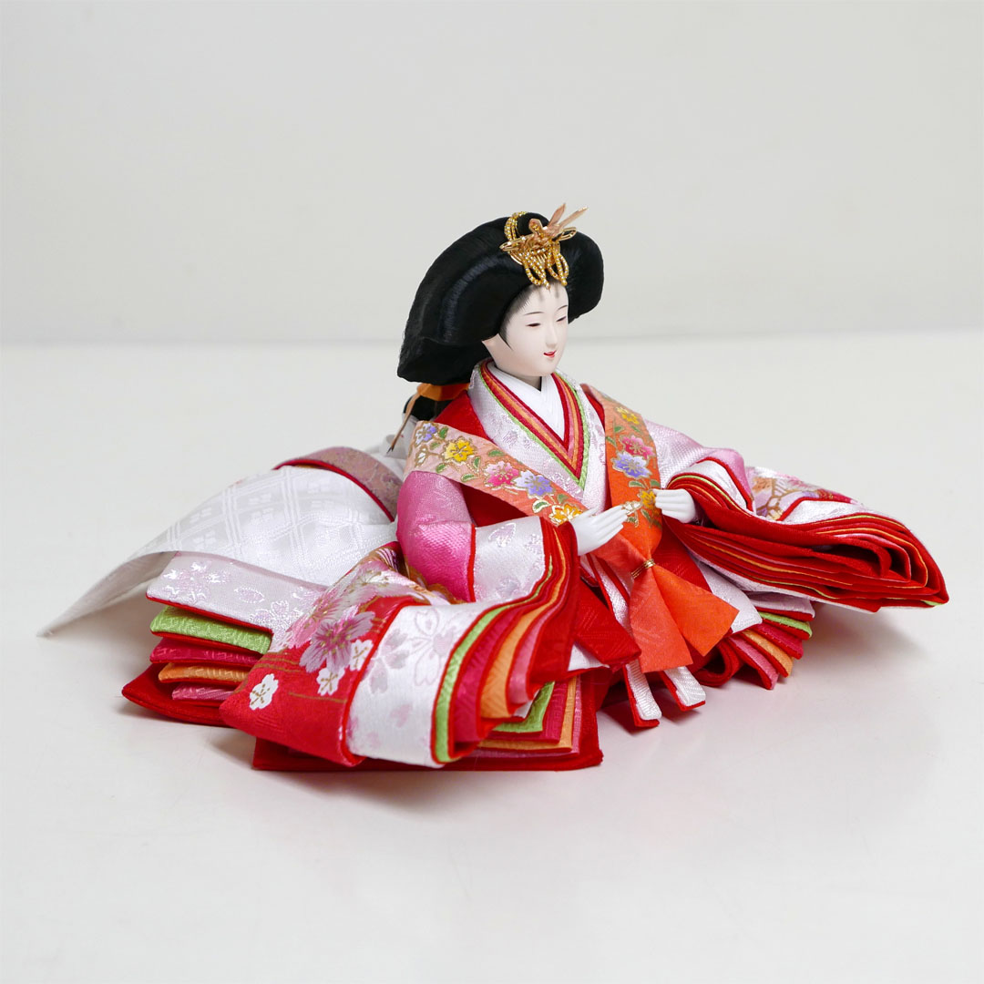赤のぼかし衣装に流水桜の刺繍の入った雛人形