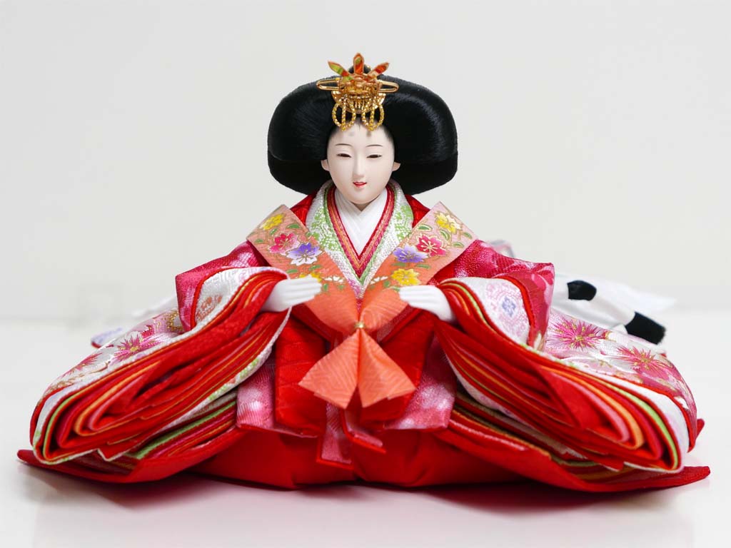 ピンクの衣装に桜の刺繍の入ったさわやかな雛人形