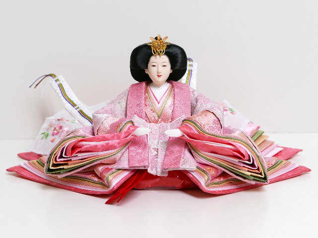 満開の桜を表現した衣装の雛人形